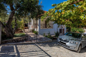 Отель Apartment Mirica - close to the beach  Трогир